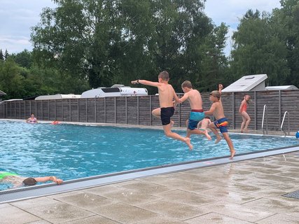 Sprung ins Freibad Campingplatz Park camping Iller Allgäu